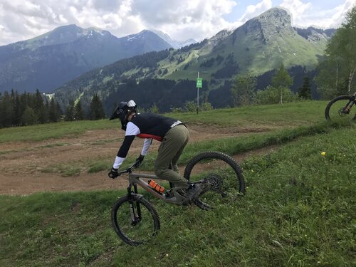 Beginner mountain biker mistakes - riding down a hill